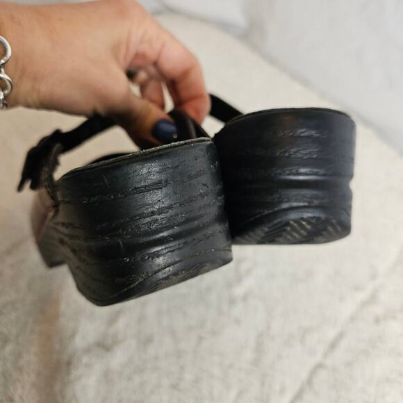 Dansko W's Clogs 38 Burgundy Red Kerrie Cabrio Slipon Buckle slippers. Round Toe - Picture 5 of 15